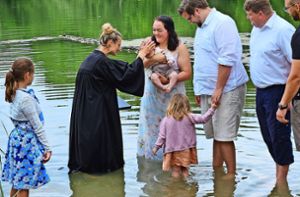 Pfarrerin Anna Manon Schimmel taufte mit der Familie Frühauf auch den kleinen Matthias im Ichenheimer See. Foto: Lehmann