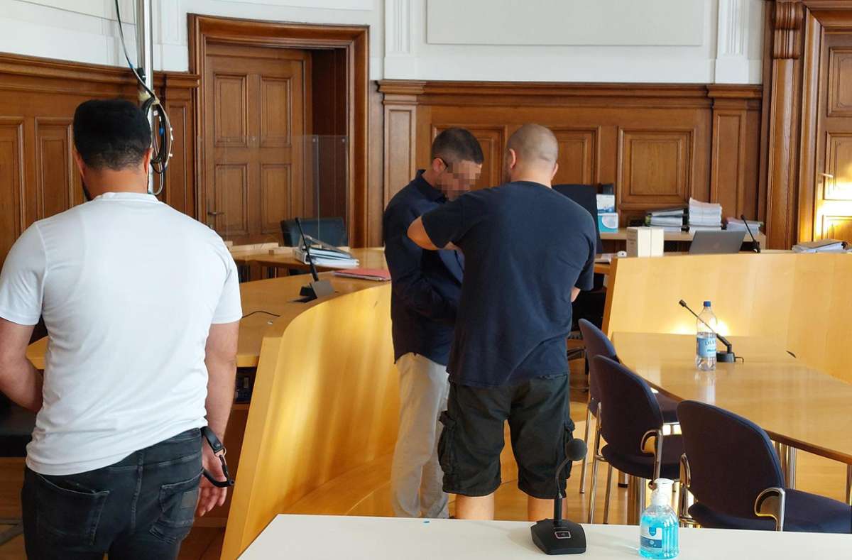 Zwei Justizvollzugsbeamte bringen Murat K. (Mitte) in den Gerichtssaal. Foto: Günther
