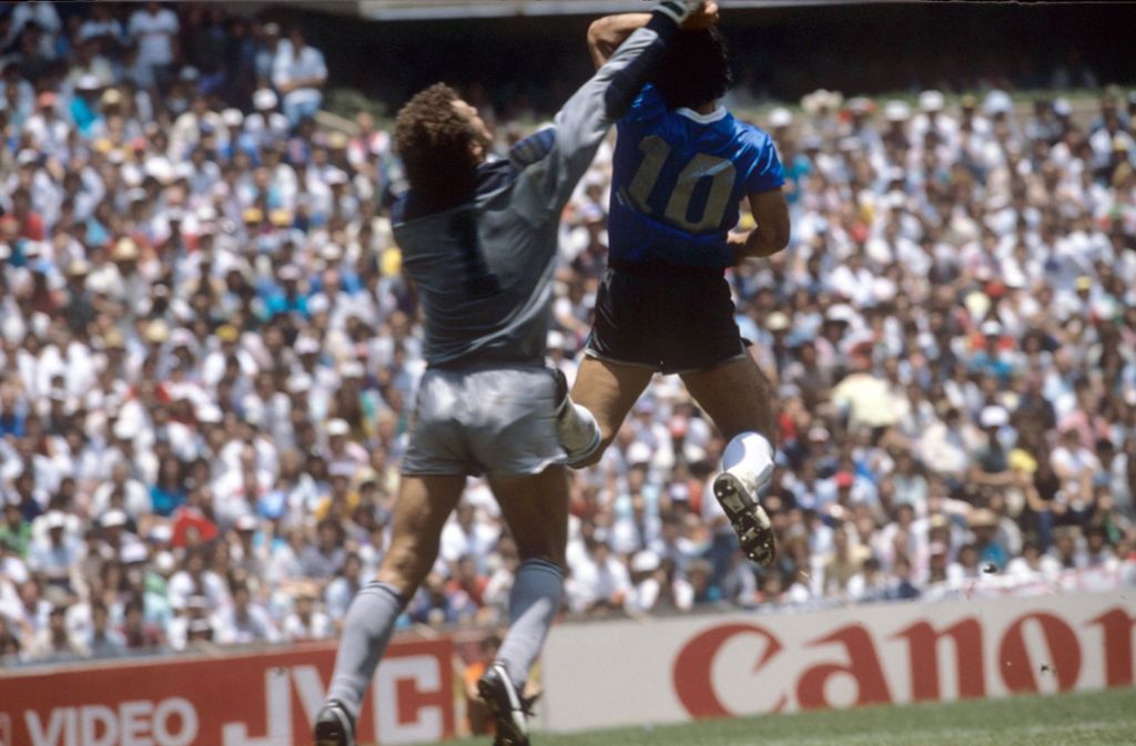 „Es war die Hand Gottes und der Kopf Maradonas.“Groß ist die Empörung, als England bei der Fußball-WM 1986 gegen Argentinien  wegen eines Handspiels von Diego Maradona ausscheidet.  Der verweist auf den Allmächtigen. Erst 2005 wird der Kicker zugeben, dass er das Tor mit der Hand erzielt hat.  Englands Trainer Bobby Robson kam der Wahrheit schon 1986  näher, als er erklärte: „Es war die Hand eines Spitzbuben.“