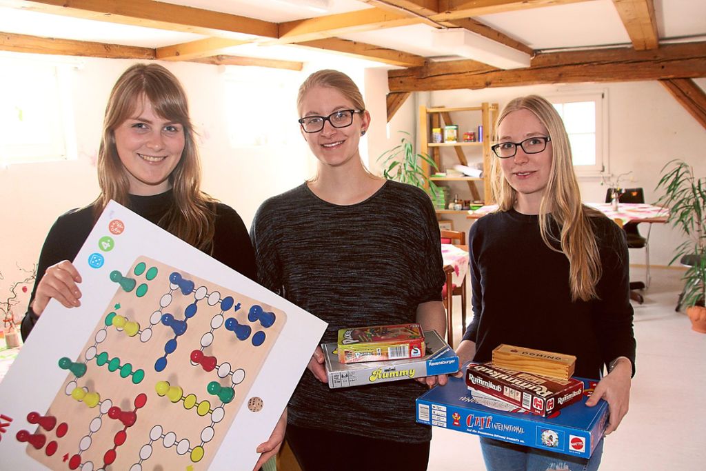 Jenni Sauter, Sandra Zuckrigl und Katja Anderhuber (von links) kreieren in der Tafel ob dem Brückle einen Spielenachmittag. Foto: Heinig Foto: Schwarzwälder Bote