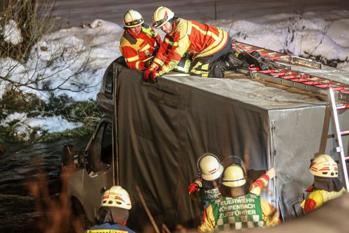 Spektakulärer Unfall: Transporter landet bei Vöhrenbach in der Breg