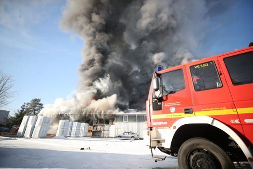 Die Lagerhaller einer Firma im Spittelbronner Weg in Schwenningen steht in Flammen. Foto: Marc Eich