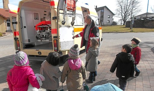 Für Aufsehen  sorgte bei den Kindern der Besuch eines Rettungswagens. Foto: Kindergarten Foto: Schwarzwälder-Bote