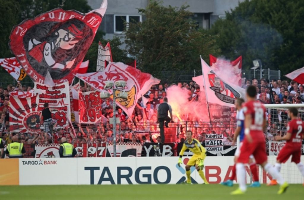 Zündler im VfB-Fanblock in Kiel. Foto: Baumann