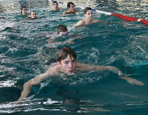Mancherorts fällt der Schwimmunterricht an Grundschulen und weiterführenden Schulen aus, da Lehrern eine Zusatzqualifikation fehlt. In Horb ist das nicht der Fall, so die Stadt. Doch bei Schwimmkursen fehlt ausreichend Platz im Neckarbad. Foto: Hopp