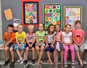 Die kleinen Künstler des Göttelfinger Kindergartens vor ihren Meisterwerken. Foto: Morlok Foto: Schwarzwälder-Bote