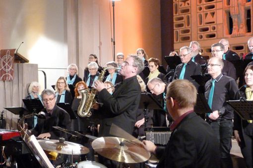 Das Weihnachtskonzert des Gospelchors Ebhausen unter Begleitung einer Jazzband kam bei Publikum gut an. Foto: Kosowska-Németh Foto: Schwarzwälder Bote