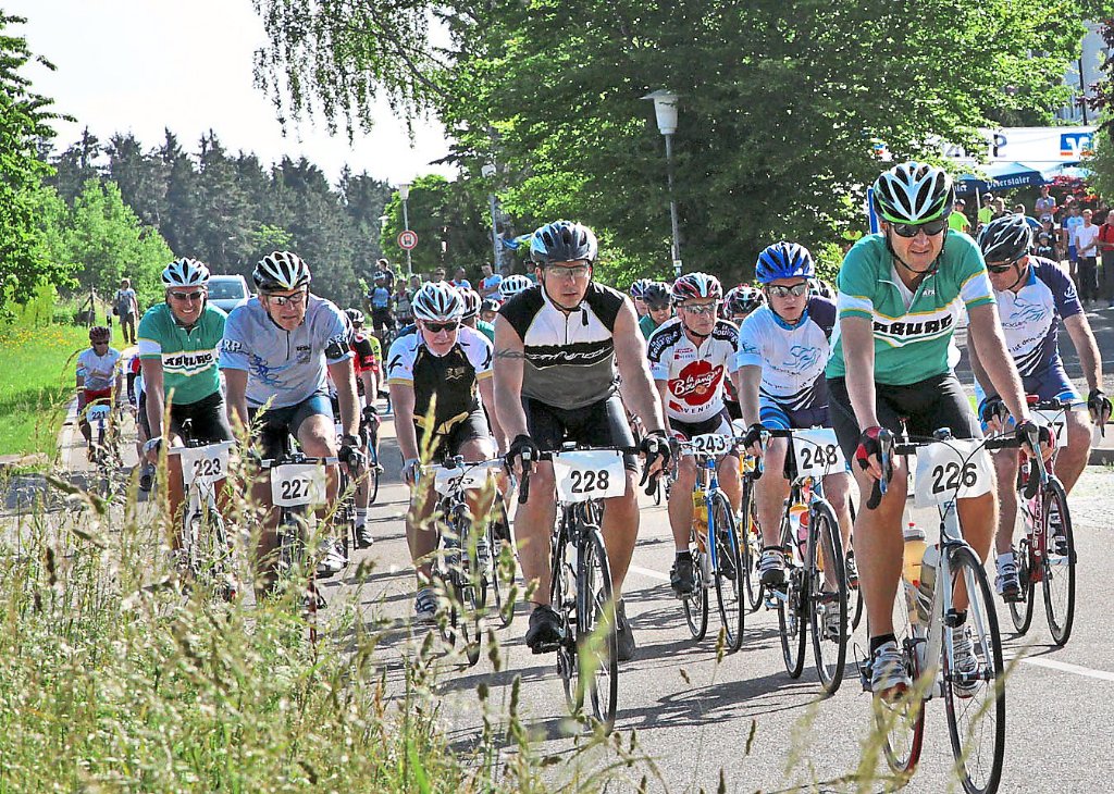 Die knapp 30  Rennradfahrer absolvierten die fast 100 Kilometer lange Tobias-Graf-Trainingstour 2.