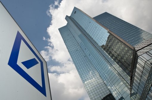 Das Logo der Deutschen Bank an der Firmenzentrale des Bankhauses in Frankfurt am Main. Foto: dpa