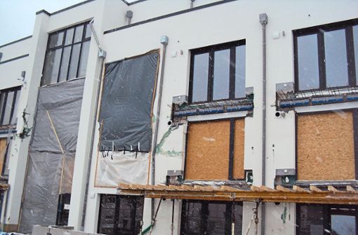 Das Wohngebäude im Dezember 2021. Die zerstörten Balkone waren zu diesem Zeitpunkt bereits abmontiert und die Glasfassade war provisorisch abgedichtet. Foto: Bäurer