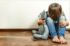 Mehrere Kinder sollen in einer Kindertagesstätte in Villingen-Schwenningen körperlich und psychisch misshandelt worden sein. Foto: © anaumenko – stock.adobe.com