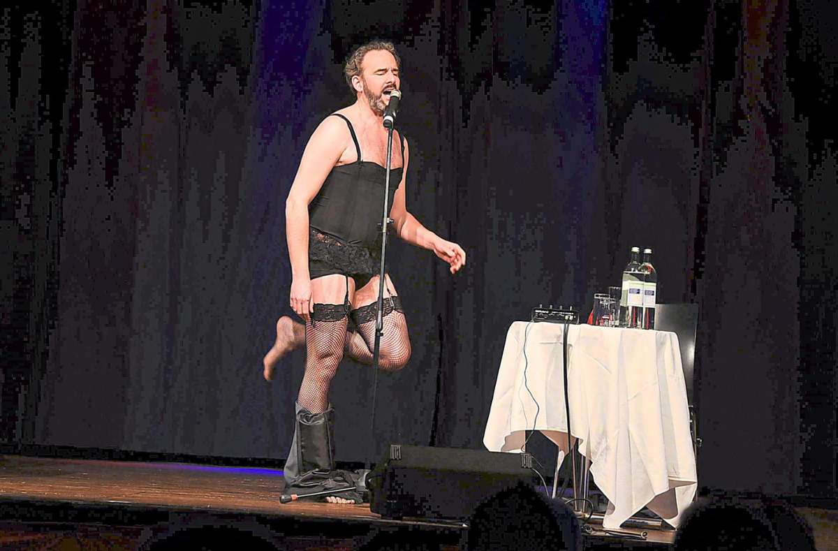 Mit einem Striptease begeistert Phillip Scharrenberg das Publikum. Foto: Hübner