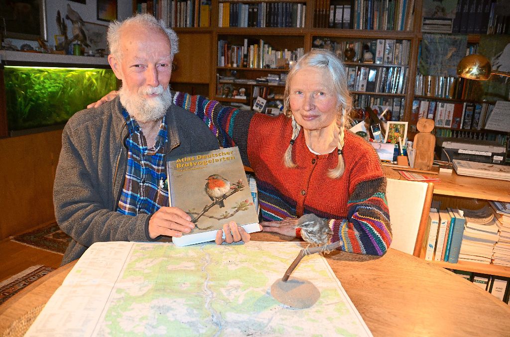 Einhard Buob und seine  Ehefrau Karin wirkten über mehrere Jahre hinweg  bei einer gründlichen Bestandaufnahme der heimischen Vogelarten mit. Foto: Bausch