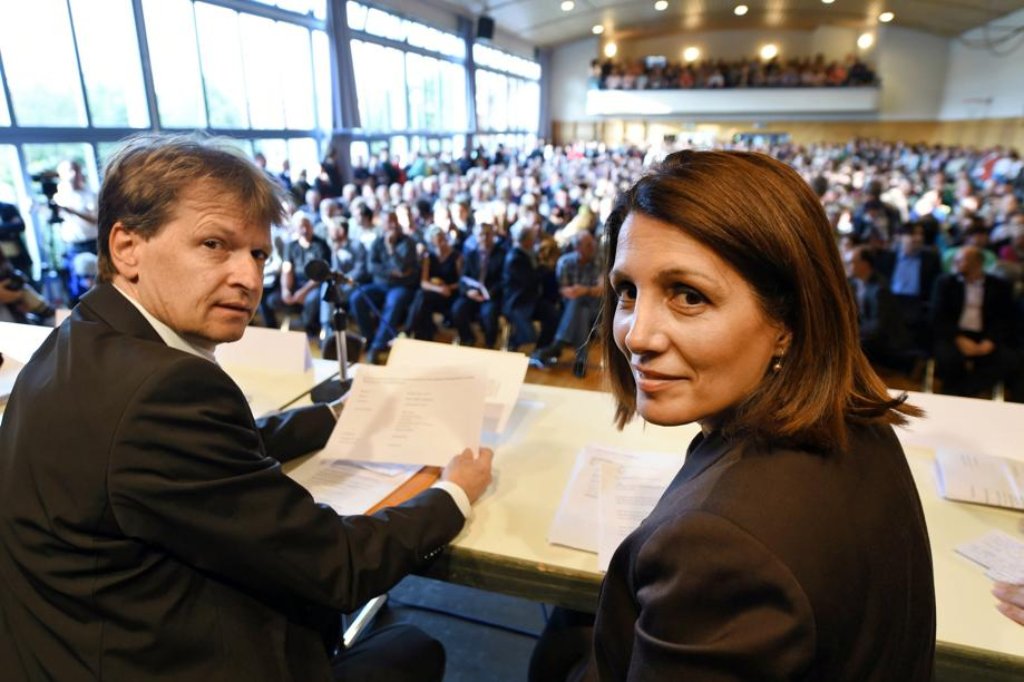 Das Interesse ist riesig: Landrat Günther-Martin Pauli (CDU) und Bilkay Öney (SPD) am Mittwoch in Meßstetten