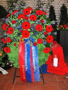 Zahlreiche Kränze und Blumengestecke zeugen von der großen Beliebtheit des Verstorbenen. Foto: Kienzler Foto: Schwarzwälder-Bote