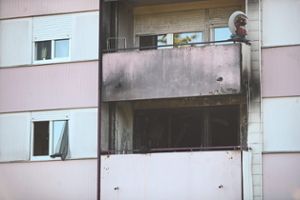 Der betroffene Balkon und das angrenzende Wohnzimmer sind bei dem Brand zerstört worden. Foto: Eich