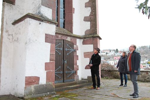 Architekt Klaus Gall, Kirchenpflegerin Christiane Brandt und Pfarrer Timo Stahl (von links) schauen sich die Schäden an der Fassade der Martinskirche an.   Foto: Sannert Foto: Schwarzwälder Bote