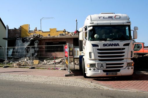 Das alte Kino in der Hauptstraße in Loßburg wird derzeit abgerissen.  Foto: Rath