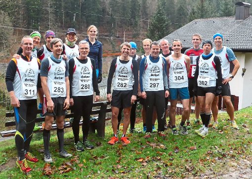 Das große Team des Sportvereins  Oberkollbach unmittelbar vor dem Start zum Calmbacher Jägerhüttenberglauf. Foto: Nothacker Foto: Schwarzwälder-Bote