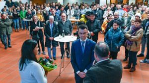 Amtsinhaber Thomas Schäfer (vorne rechts)  gratuliert dem neuen Seelbacher Bürgermeister Michael Moser zu seiner Wahl. Foto: Baublies