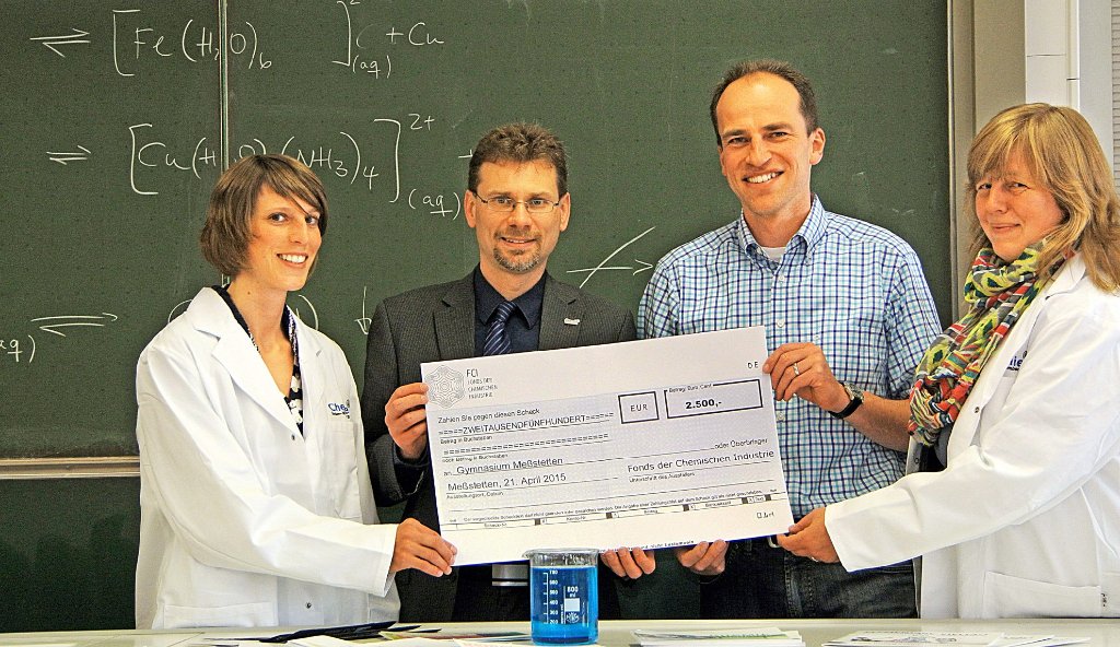 Geld für den Chemieunterricht (von links): Janina Rieder, Tobias Pacher, Arne Jessen und Dorothee Müller Foto: Schwarzwälder-Bote