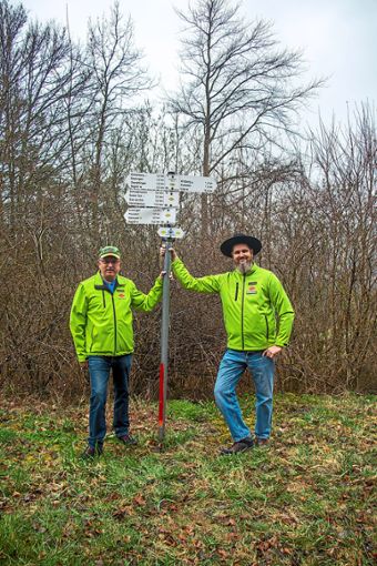 Wegewarte wie Wilhelm Mohr (links) und Swen Holzhäuer sorgen dafür, dass die Wegweiser stets gut lesbar sind.Foto: Geisel Foto: Schwarzwälder Bote