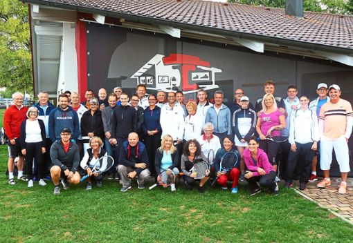 34 Teilnehmerinnen und Teilnehmer des  Mixed-Cups verbrachten sportliche und gesellige Stunden beim Tennisclub Bildechingen. Foto: tCB Foto: Schwarzwälder Bote
