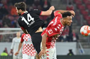 Der Mainzer Karim Onisiwo spielt gegen Kölns Jonas Hector. Foto: dpa/Torsten Silz