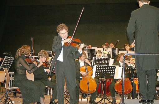 Der Violinist Alex Jussow glänzte als Solist mit der Carmen-Fantasie.  Foto: Vollmer Foto: Schwarzwälder-Bote
