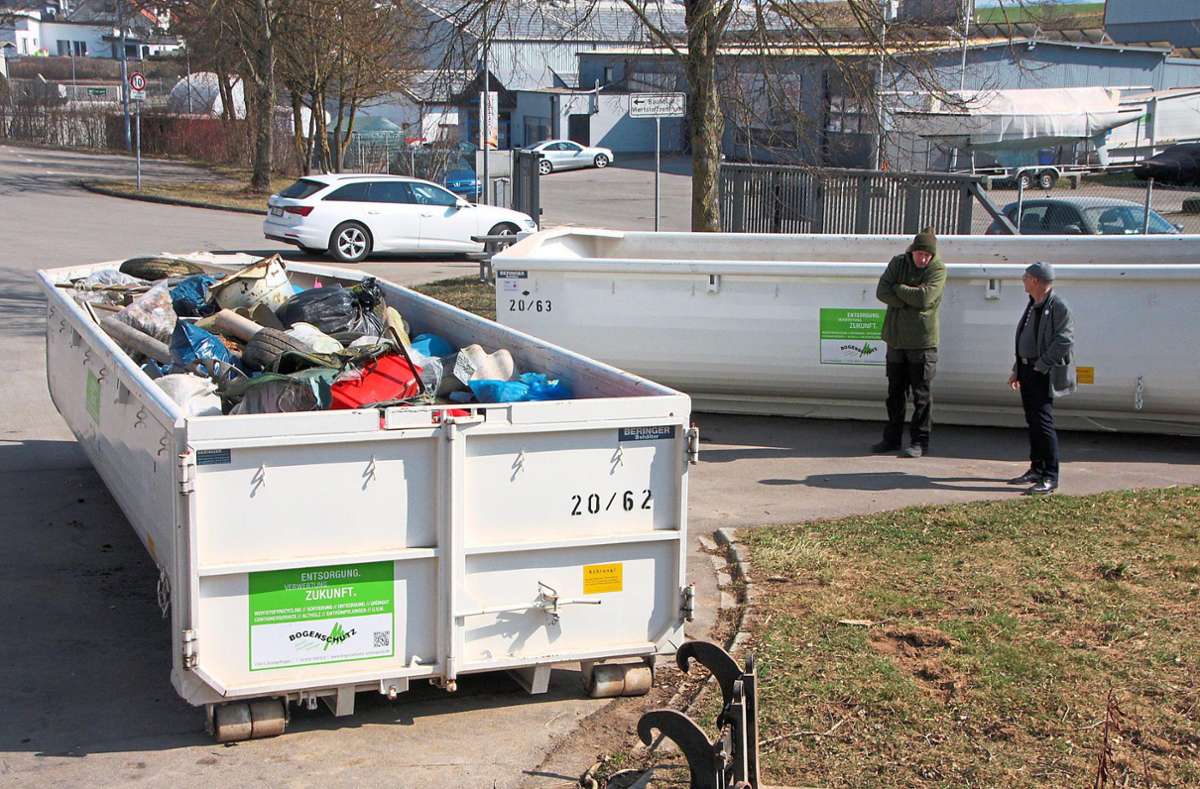 Haigerlochs Bürgermeister Götz (rechts) schaut sich an, welche Müllmenge am Ende im Container auf dem städtischen Bauhof landete.