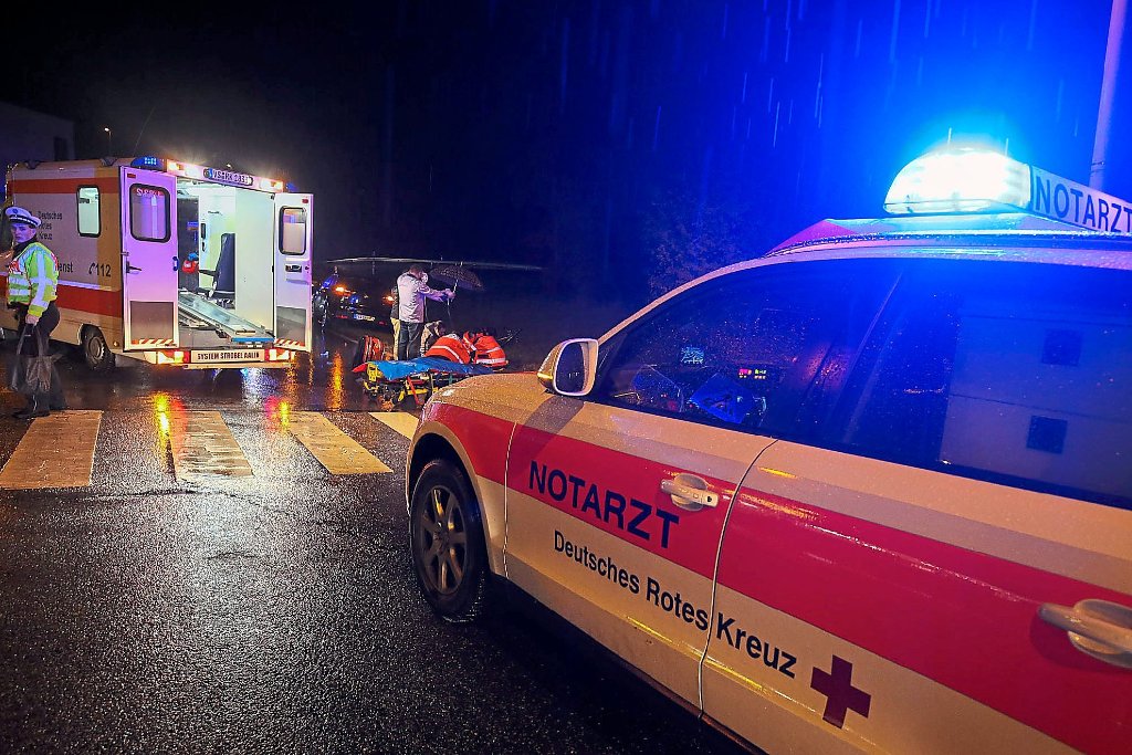 Am Dienstagmorgen ist ein 62-jähriger Fußgänger in Gosheim (Kreis Tuttlingen) beim Überqueren der Fahrbahn von einem Auto erfasst und getötet worden. (Symbolfoto) Foto: Eich