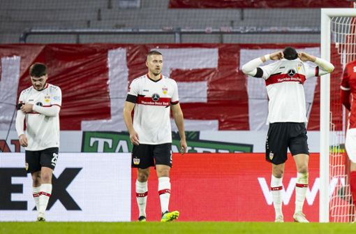 Hängende Köpfe bei den Spielern des VfB Stuttgart. Foto: dpa/Tom Weller
