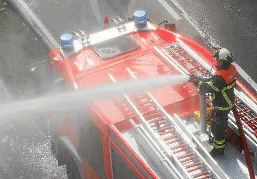 Eindrucksvoll demonstrierte die Freiwillige Feuerwehr Waldachtal ihre Einsatzfähigkeit bei einer Einsatzübung am Übungsobjekt der Firma Lacker in Lützenhardt. Foto: Wagner Foto: Schwarzwälder-Bote