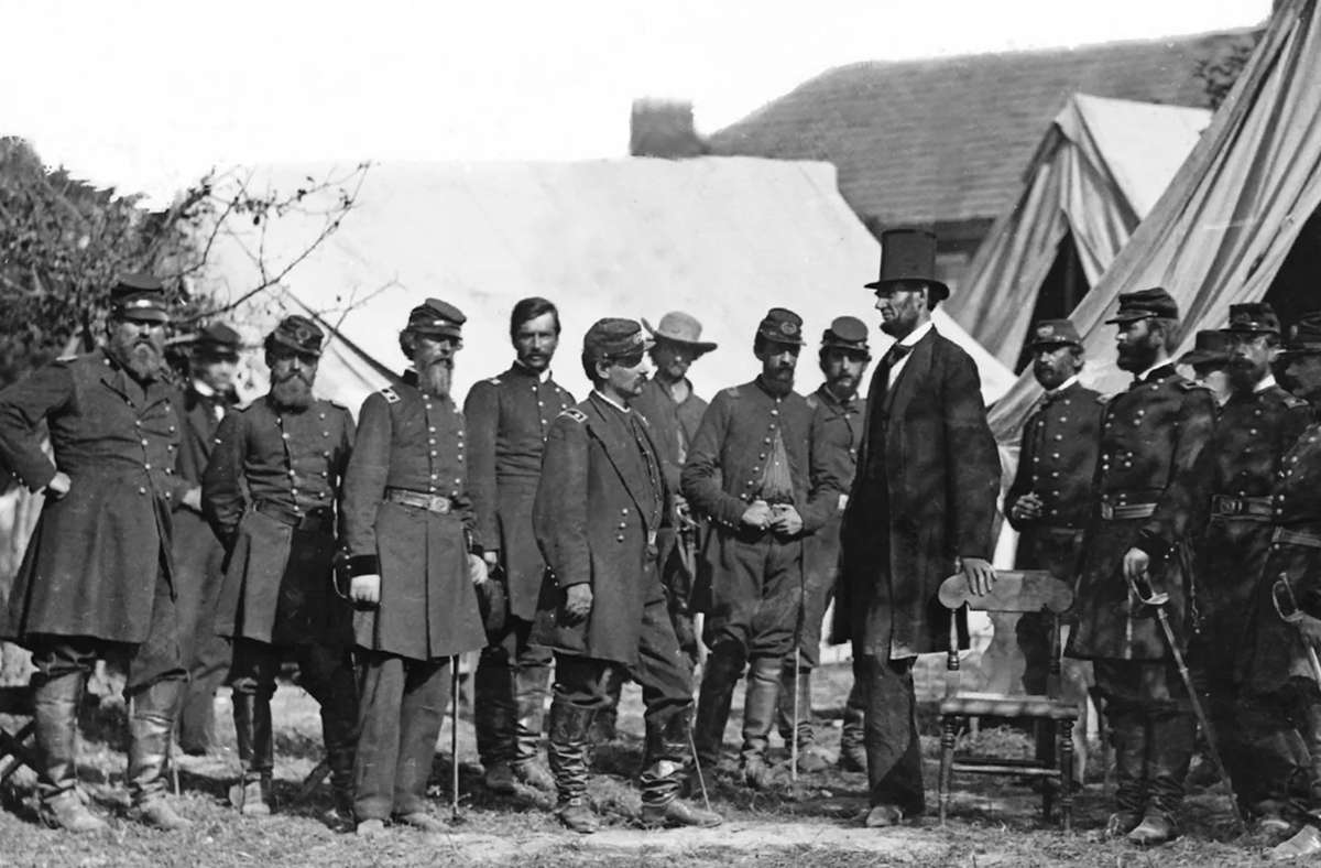 US-Präsident Abraham Lincoln (mit Zylinder) 1862 beim Führungsstab der Unionsarmee Foto: Apple TV+/Library of Congress