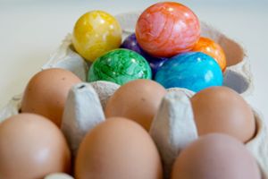 Zu Ostern kommen in fast jedem Haushalt Eier auf den Tisch. immer öfter grefen die Menschen im Geschäft oder auf dem Wochenmarkt zu fertig gefärbten Eiern. Foto: dpa