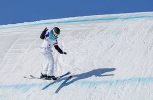 Tess Ledeux (Frankreich) landet beim Big-Air-Wettbewerb im Ski-Freestyle rückwärts nach ihrem Sprung von der großen Schanze. Foto: imago/Walter G. Arce Sr.