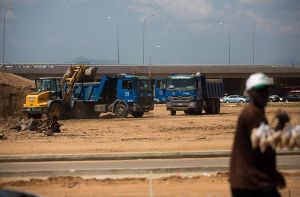 Der Deutsche, der in Nigeria entführten worden war, ist wieder frei. (Symbolbild: Baumaschinen bei einem Straßenbauprojekt am Stadtrand von Abuja in Nigeria)  Foto: dpa