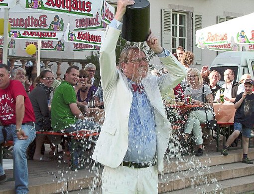 Ging mit gutem Beispiel voran: Villa-Chef Joachim Wien bei der Ice Bucket Challenge. Foto: Maute