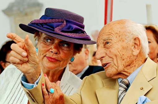 Alt-Bundespräsident Walter Scheel (FDP) mit seiner dritten Frau Barbara kommt am Mittwoch nach Bad Krozingen. Foto: dpa