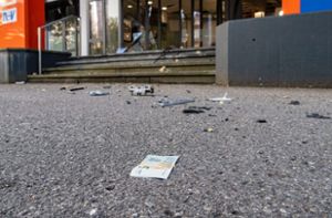 Einen Fünf-Euro-Schein ließen die Täter vor der Sulzer Volksbank liegen. Foto: Heidepriem