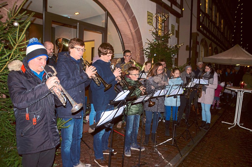Die Jugendkapelle spielte vor dem Rathaus. Foto: Schwarzwälder Bote