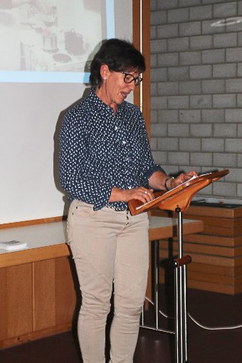 Mittels einer Präsentation referierte Ilona Jäckle zum Thema Gender-Mainstream und Gleichstellung.  Foto: Bienger Foto: Schwarzwälder-Bote