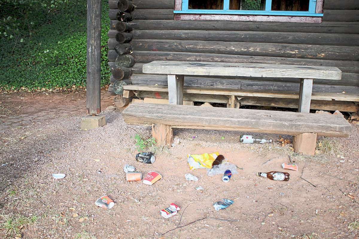 Eine private Blockhütte ist gern genutzter Ort für illegale Partygelage. Dabei bleibt regelmäßig viel Müll liegen  – sehr zum Ärger der Eigentümer. Fotos: Mutz