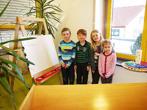 Die Kinder und die Mitarbeiterinnen um Leiterin Karola Müller (Bild unten links, vorne) genießen die neuen, farbenfrohen Räume, in denen sie viel mehr Platz haben – und jetzt sogar eine eigene Küche. Fotos: Eyrich Foto: Schwarzwälder-Bote