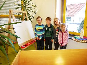 Die Kinder und die Mitarbeiterinnen um Leiterin Karola Müller (Bild unten links, vorne) genießen die neuen, farbenfrohen Räume, in denen sie viel mehr Platz haben – und jetzt sogar eine eigene Küche. Fotos: Eyrich Foto: Schwarzwälder-Bote