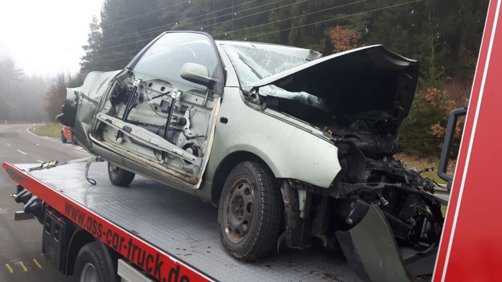 Bei einem Unfall nahe Bochingen ist eine 26-jährige Autofahrerin schwer verletzt worden.