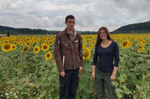 Für Mika und Anica Duttlinger bringt die Freude an der Blumenpracht Probleme mit sich. Foto: Cools