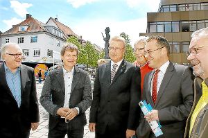 Inmitten von FDP-Politikern: Landrat Günther-Martin Pauli und Peter Friedrich (Zweiter von rechts). Foto: Hertle