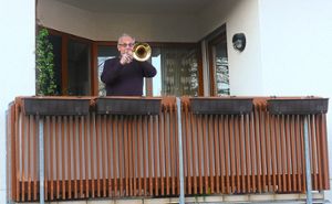 Hans-Beat Motel spielt vom Balkon aus Ludwig van Beethovens Stück Ode an die Freude. Fotos: Veronika von Hochberg Foto: Schwarzwälder Bote