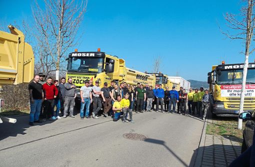 Gemeinsam ist man stärker: Rund 40 Brummi- und Truckerfahrer haben sich am Freitag in Weilstetten, dem Startpunkt, zu der Protestaktion versammelt. Foto: Ungureanu